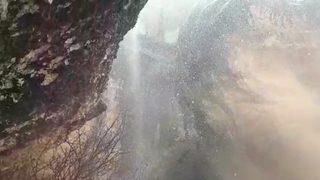 1700 rakımda şiddetli yağış sonrası şelale oluştu! Kopan kaya parçaları yola savruldu