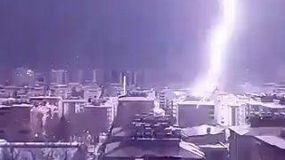 Gaziantep'te ürküten görüntü: Şimşekler adeta geceyi gündüze çevirdi! Yıldırım binaya böyle isabet etti