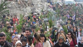 Deprem felaketinin 40. gününde ellerinde bahhur ve rihenlerle anma düzenlediler