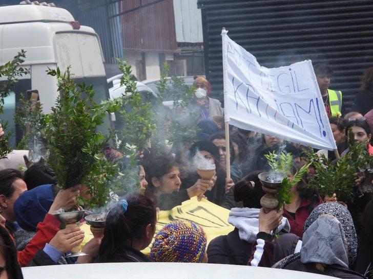 Deprem felaketinin 40. gününde ellerinde bahhur ve rihenlerle anma düzenlediler G2