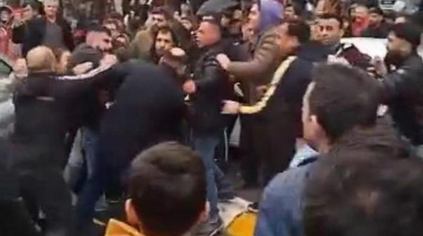 Trafik kazası sonrası ortalık karıştı! Taraflar tekme ve yumruklarla birbirine girdi