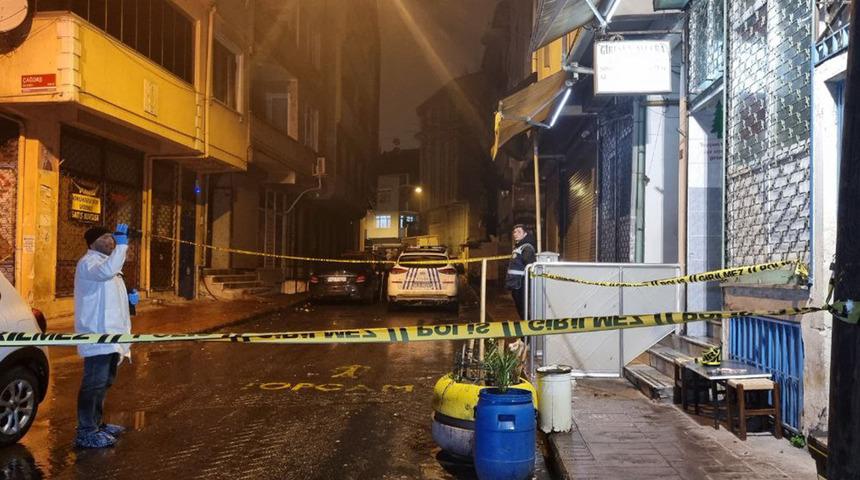 Beyoğlu'nda kıraathanede silahlı saldırı! Yaralılar var