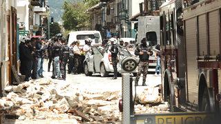 Ekvador'da 6,7 büyüklüğünde deprem! Canlı yayında yakalandılar