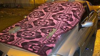 Dolu yağışına karşı araçlara battaniye ve yorganlı önlem aldılar!