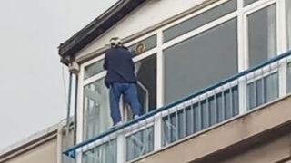 Adeta canını hiçe saydı! Cam silen kadının tehlikeli anları yürekleri ağza getirdi