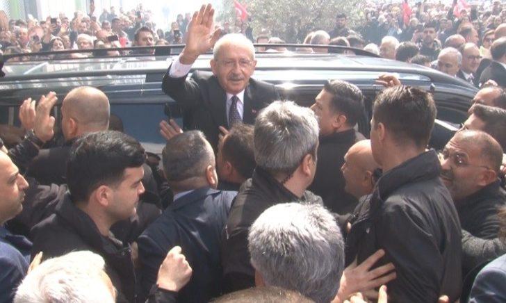 Kemal Kılıçdaroğlu'na İzmir'de miting gibi karşılama! O pankart dikkat çekti