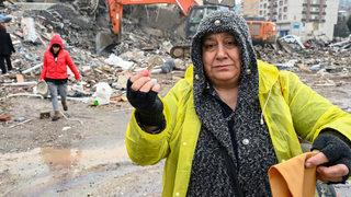 Ebrar Sitesi enkazında evinin anahtarını buldu! Lütfiye öğretmen gözyaşlarını tutamadı 'Evimizden bir tek bu kaldı'