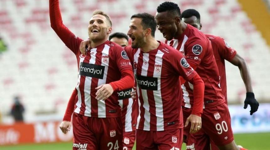 Sivasspor Ankaragücü'nü 2-0 mağlup etti! 3 golün iptal edildiği maçta kazanan Sivasspor