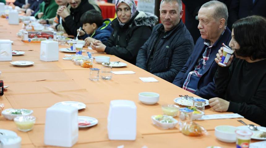 Cumhurbaşkanı Erdoğan, Balıkesir'de depremzedelerle beraber yemek yedi
