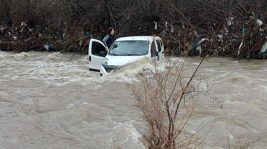 Ara&ccedil;ları ile dereden ge&ccedil;mek istediler! Sele kapılan 3 kişi &ouml;l&uuml;mden d&ouml;nd&uuml;