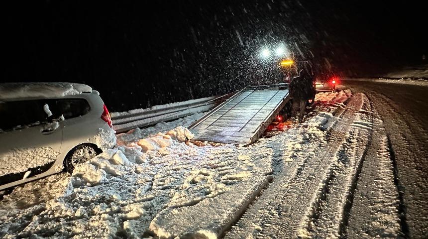 Yoğun kar ve tipi nedeniyle Bayburt-Erzurum kara yolu ulaşıma kapandı