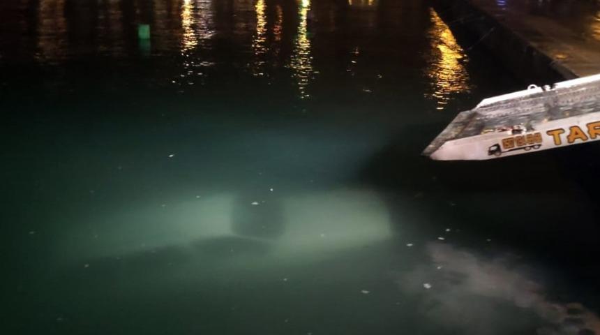 Sinop&rsquo;ta denize d&uuml;şen otomobilin s&uuml;r&uuml;c&uuml;s&uuml; kendi imkanlarıyla kıyıya &ccedil;ıktı