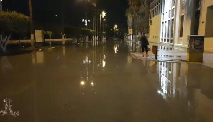 İskenderun'da deniz yükseldi! Caddeler sular altında kaldı