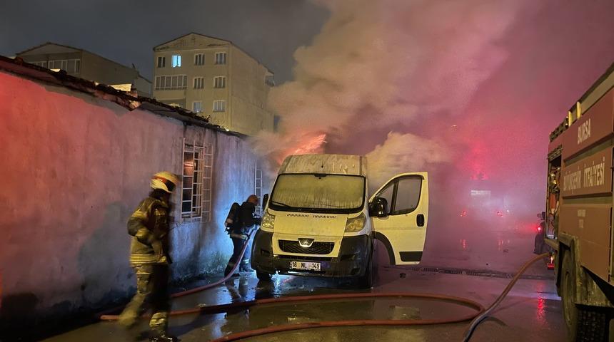 Bursa'da hurda deposunda çıkan yangın söndürüldü