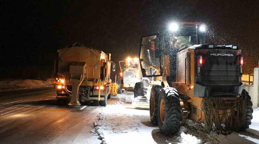 Kop Dağı Geçidinde kar ve tipiden ulaşımda aksamalar yaşandı