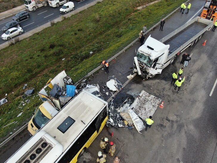 TEM'de feci kaza! TIR, İETT otobüsü ve yol bakım aracına çarptı: 2 ölü