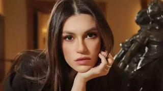 Aile'nin Yağmur'u Yüsra Geyik eteğini savurdu ve açılmasını umursamadı 