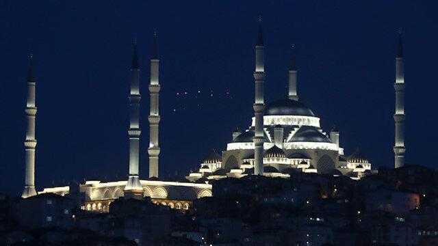 İstanbul iftar vakti saat kaçta? 23 Mart 2023 İstanbul'da sahura saat kaçta kalkılacak? Diyanet 2023 imsakiyesi ile sahur ve iftar saati
