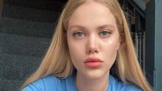 Serel Yereli sütyensiz giydiği gömleğinin önünü açtı! Ortalık alev aldı