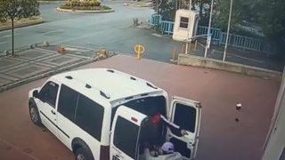 Soyguna gelmişlerdi... Taş yağmuruna tutuldular! O anlar kamerada