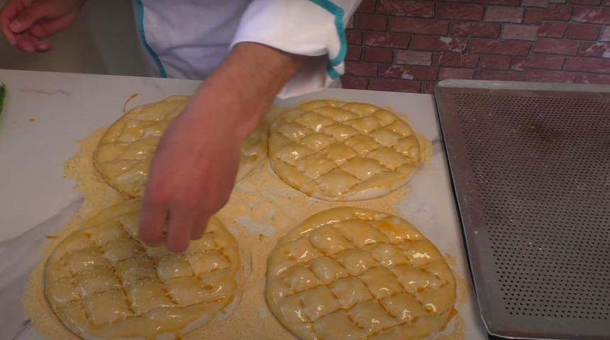 Evde Ramazan pidesi nasıl yapılır, malzemeleri neler? İster sahura ister iftara! Isırınca çıtır çıtır sesler çıkaran Ramazan pidesi tarifi