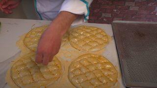 Evde Ramazan pidesi nasıl yapılır, malzemeleri neler? İster sahura ister iftara! Isırınca çıtır çıtır sesler çıkaran Ramazan pidesi tarifi