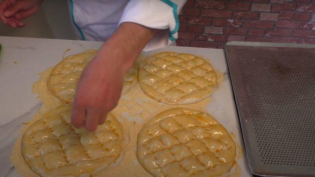 Evde Ramazan pidesi nasıl yapılır, malzemeleri neler? İster sahura ister iftara! Isırınca çıtır çıtır sesler çıkaran Ramazan pidesi tarifi