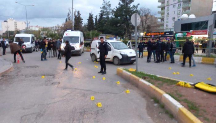 Kırmızı ışıkta bekleyen araca silahlı saldırı: 2 kişi öldü, yoldan geçen bir kadın ağır yaralandı