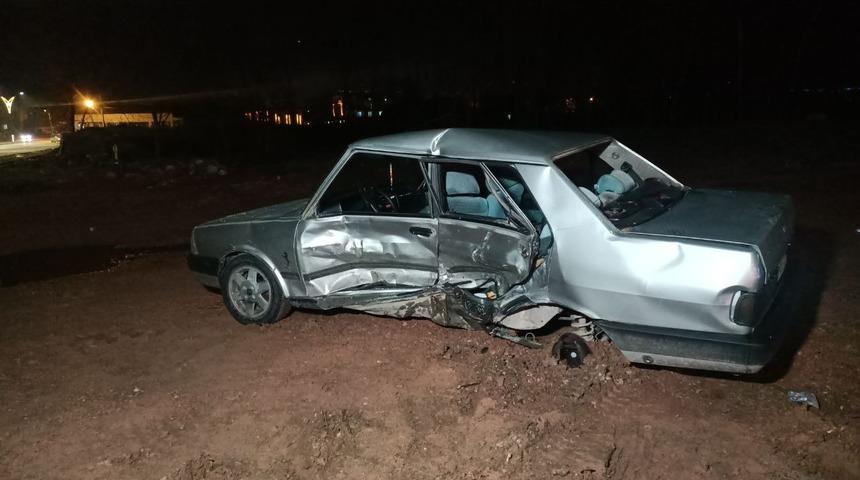 Kocaeli'de hafif ticari araçla otomobilin çarpıştığı kazada 2 depremzede yaralandı