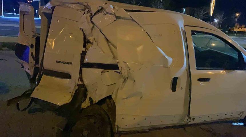 Ticari ara&ccedil;, midib&uuml;s ve otomobile &ccedil;arptı: 3 yaralı