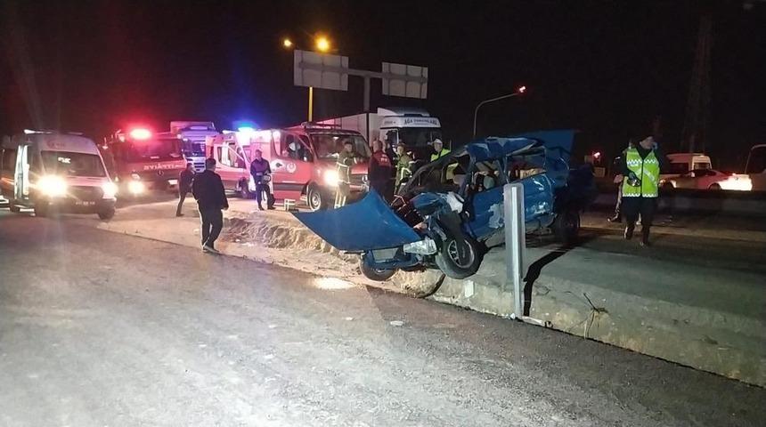 Uşak'ta feci kaza! Tırla çarpışan otomobildeki 1 kişi öldü, 3 kişi yaralandı
