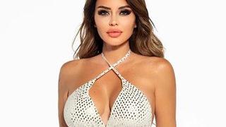 Ebru Polat geceliğin önünü açıp yatağında poz verdi