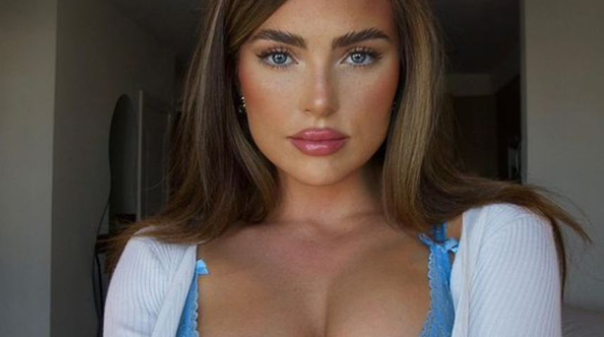 Üzerini çıkarttı, göğüslerini elindeki kartonla kapatmak istedi... “İzlediğim en iyi film”