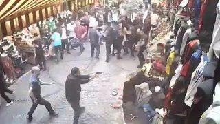 Beyazıt’taki silahlı çatışmada kan donduran detaylar! Polisin belinden silahını alıp…