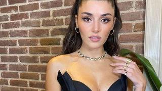 Oyuncu Hande Erçel kısa taytını giyip ayna karşısına geçti! Zayıflığı gözlerden kaçmadı