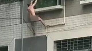 Birlikte olduğu kadının kocası evi basınca can havliyle pencereden sarktı! Çırılçıplak metrelerce yüksekten düştü