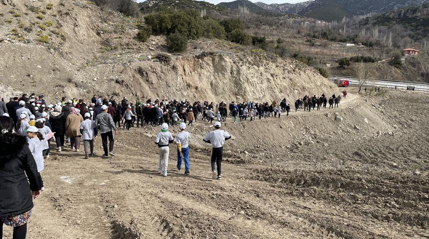 Burdur'da fidanlar, depremde hayatını kaybedenler anısına toprakla buluştu