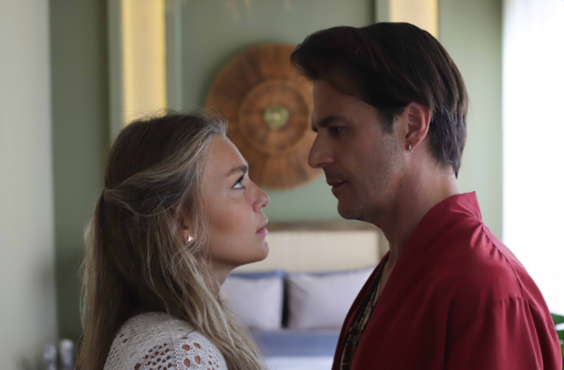 Arayış dizisinden ilk görüntüler geldi! Başrollerini Aslı Enver ve Mehmet Günsür paylaşıyor