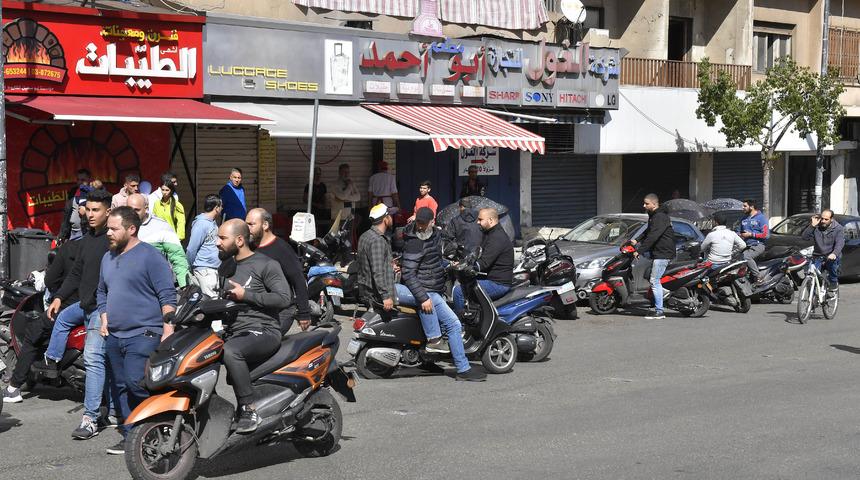 Lübnan lirası dolar karşısında tarihi seviyeye geriledi! Beyrut'taki vatandaşlar yolları trafiğe kapattı