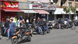 Lübnan lirası dolar karşısında tarihi seviyeye geriledi! Beyrut'taki vatandaşlar yolları trafiğe kapattı