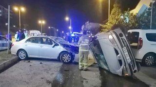 Karabük'te bariyerlere çarparak havalanan otomobil, başka bir otomobilin üstüne düştü