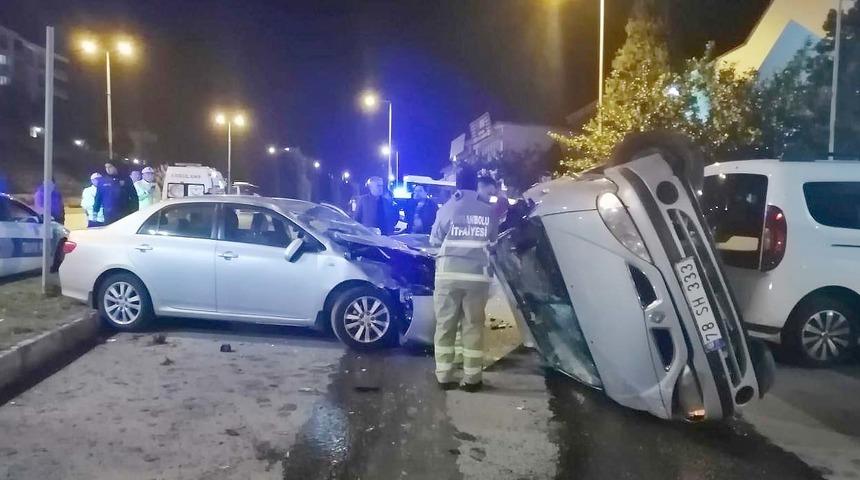 Karabük'te bariyerlere çarparak havalanan otomobil, başka bir otomobilin üstüne düştü