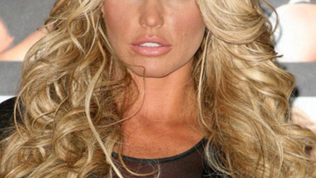 Katie Price minik bikinisiyle göğüslerini kontrol edemedi! Frikik vermekten son anda kurtuldu