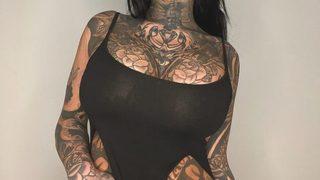 Dekoltesini bir gören bir daha baktı! Dövmelerini göstermek için öyle bir kıyafet tercih etti ki...