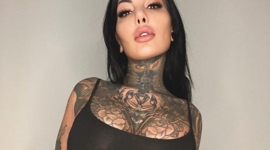 Dekoltesini bir gören bir daha baktı! Dövmelerini göstermek için öyle bir kıyafet tercih etti ki...