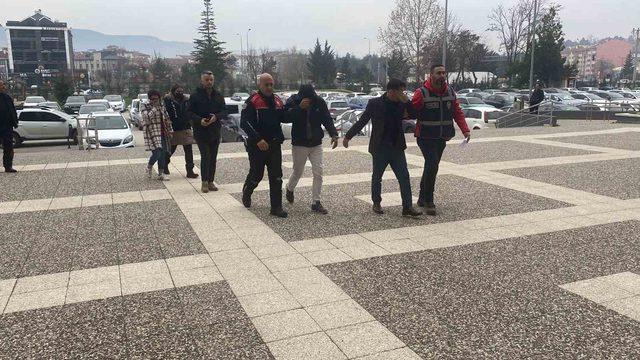 İş yerinin kasasından 500 bin lira çalan hırsızlar yakayı ele verdi