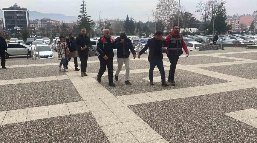 İş yerinin kasasından 500 bin lira çalan hırsızlar yakayı ele verdi