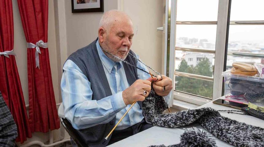 Bursa’da huzurevi sakinleri depremzedeler için atkı, bere, eldiven örüyor