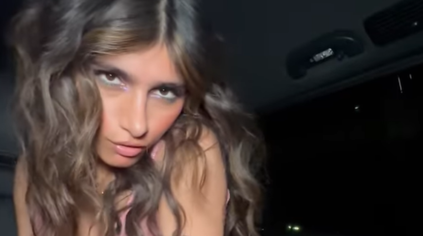 Takılarından asla vazgeçemiyor! Eski yetişkin film yıldızı Mia Khalifa banyo rutini itirafıyla gündeme geldi