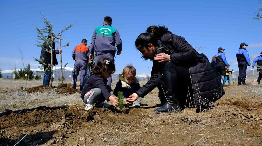 Deprem şehitleri anısına  fidanlar toprakla buluştu